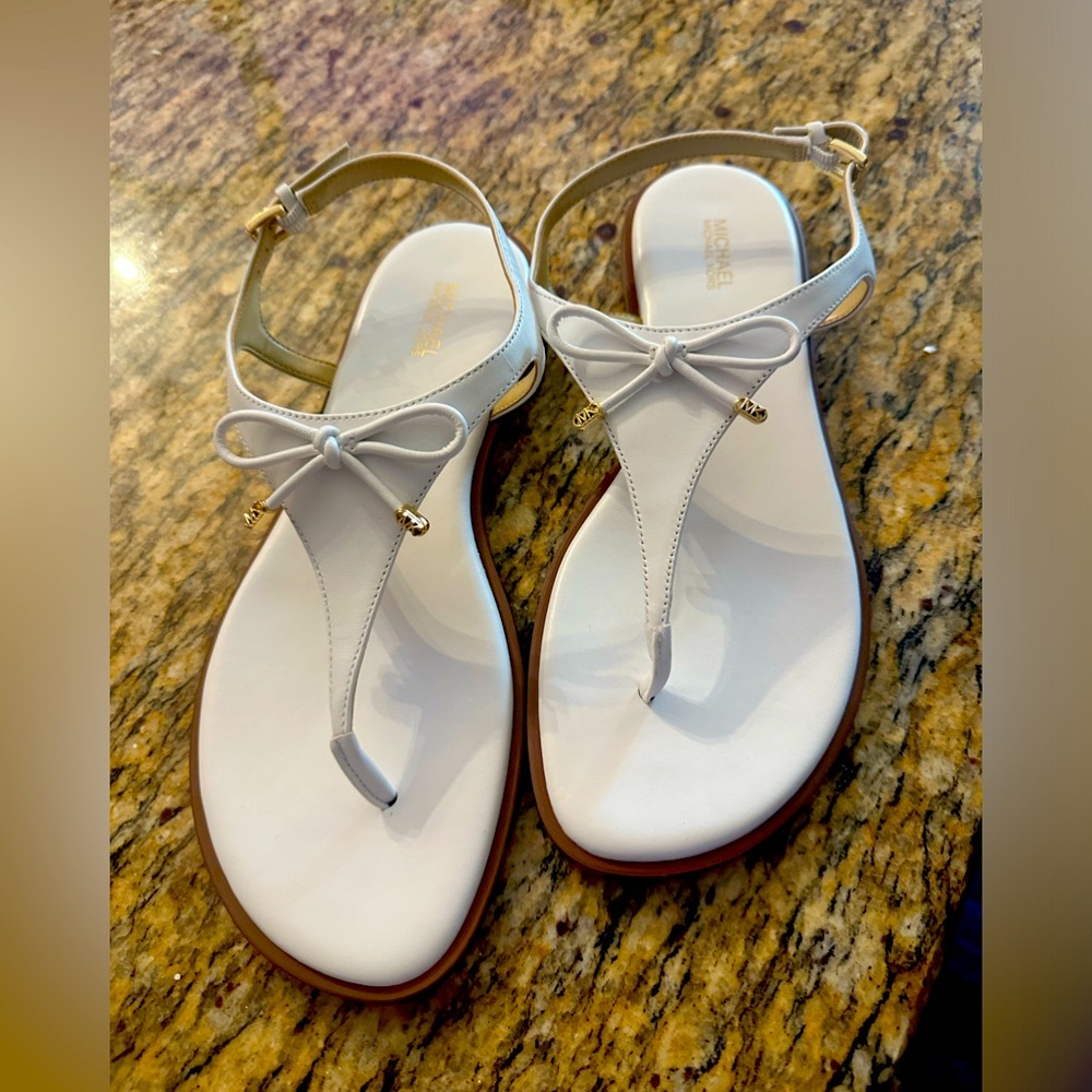 Michael Kors Nori Flat Thong T-Strap Sandals Leather Optic White Size 9 NWOT/Box